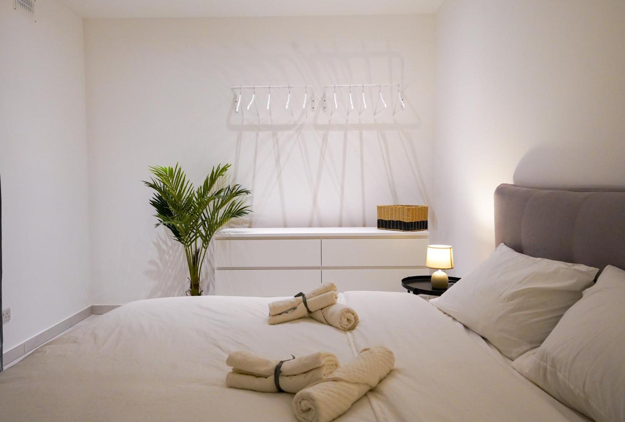 Luxury Brand New Location Apartment *