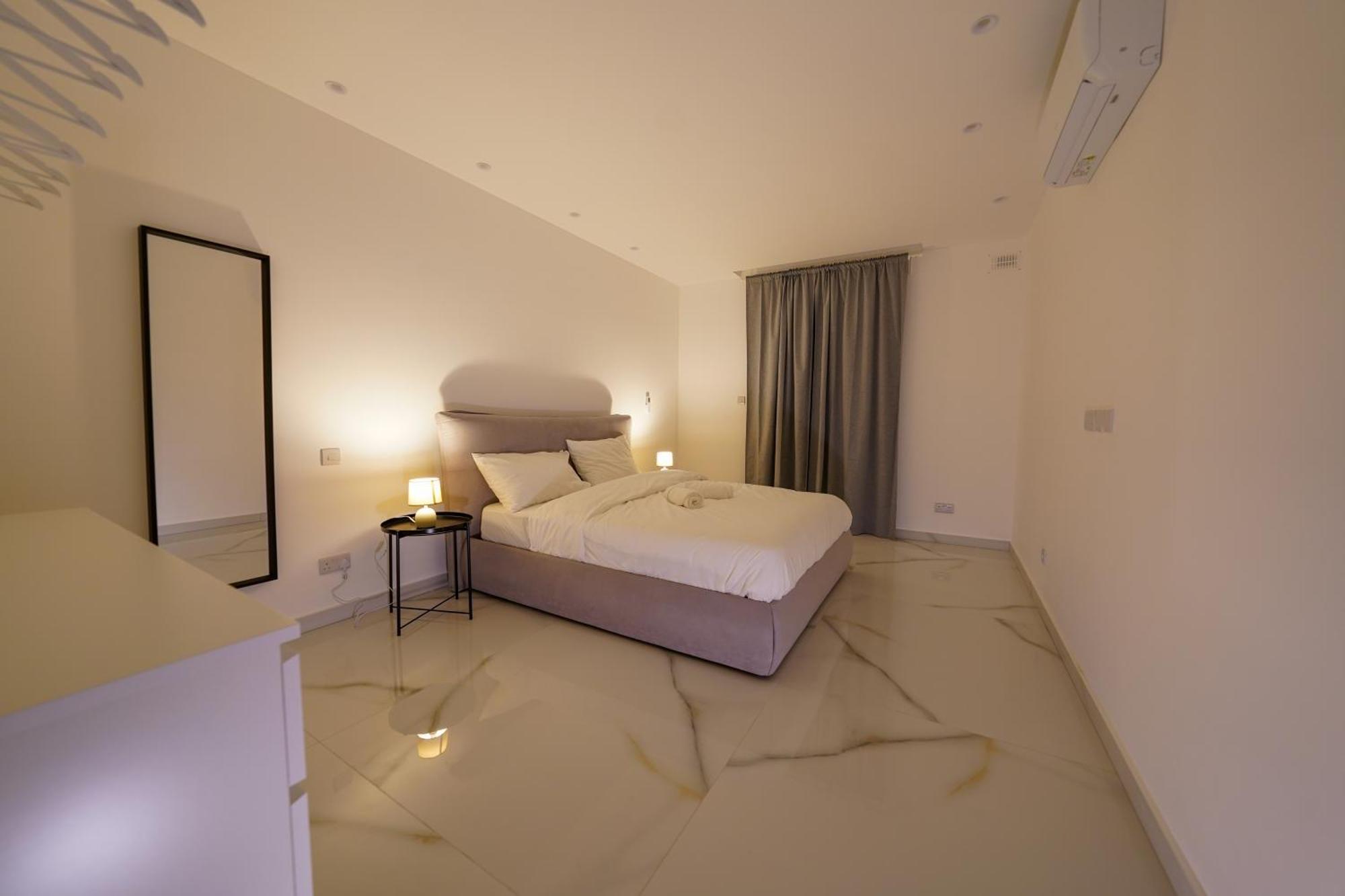 Apartment Luxury Brand New Location *