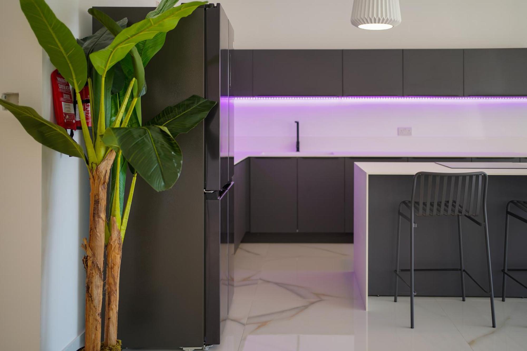 Luxury Brand New Location Apartment *