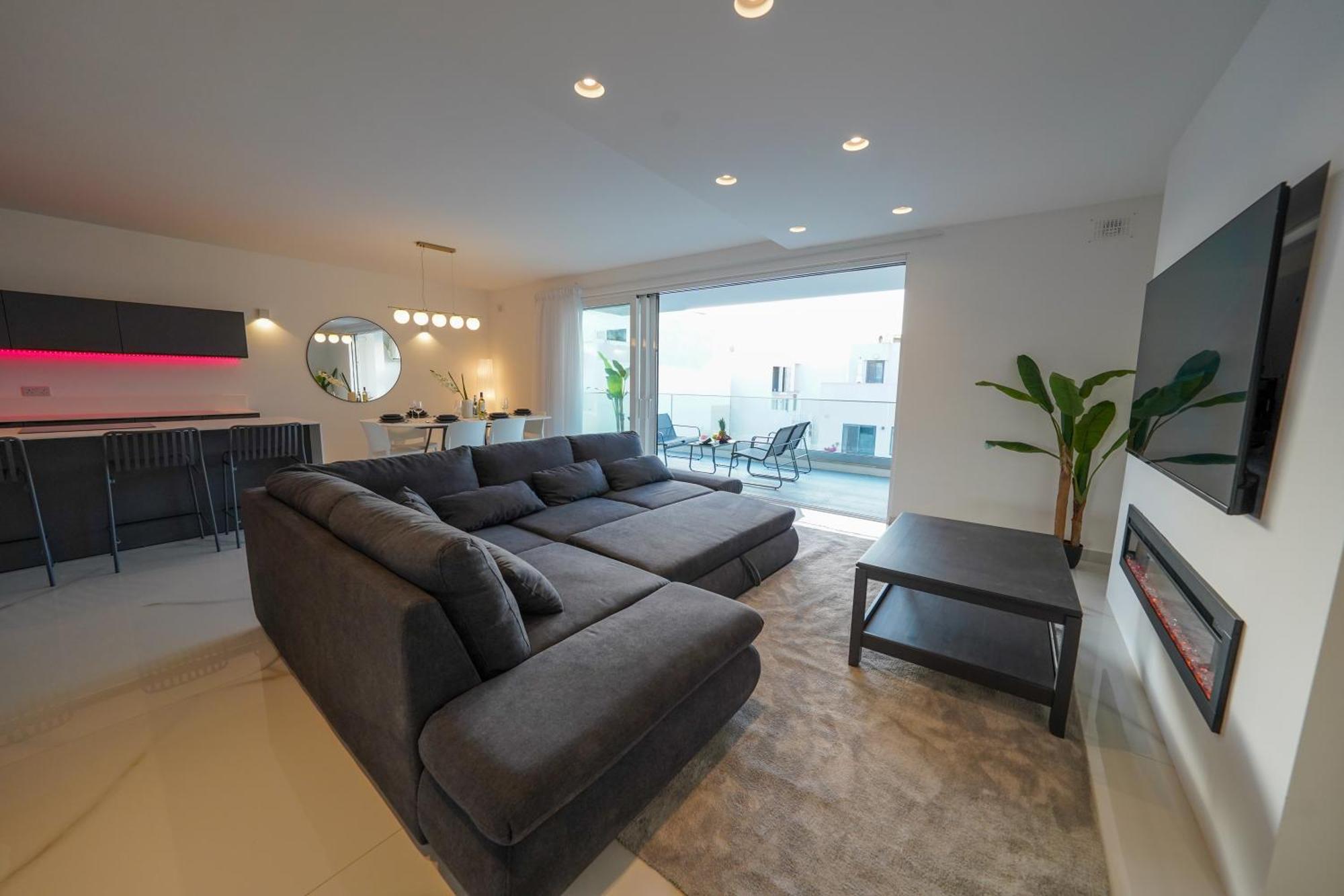 Apartment Luxury Brand New Location *