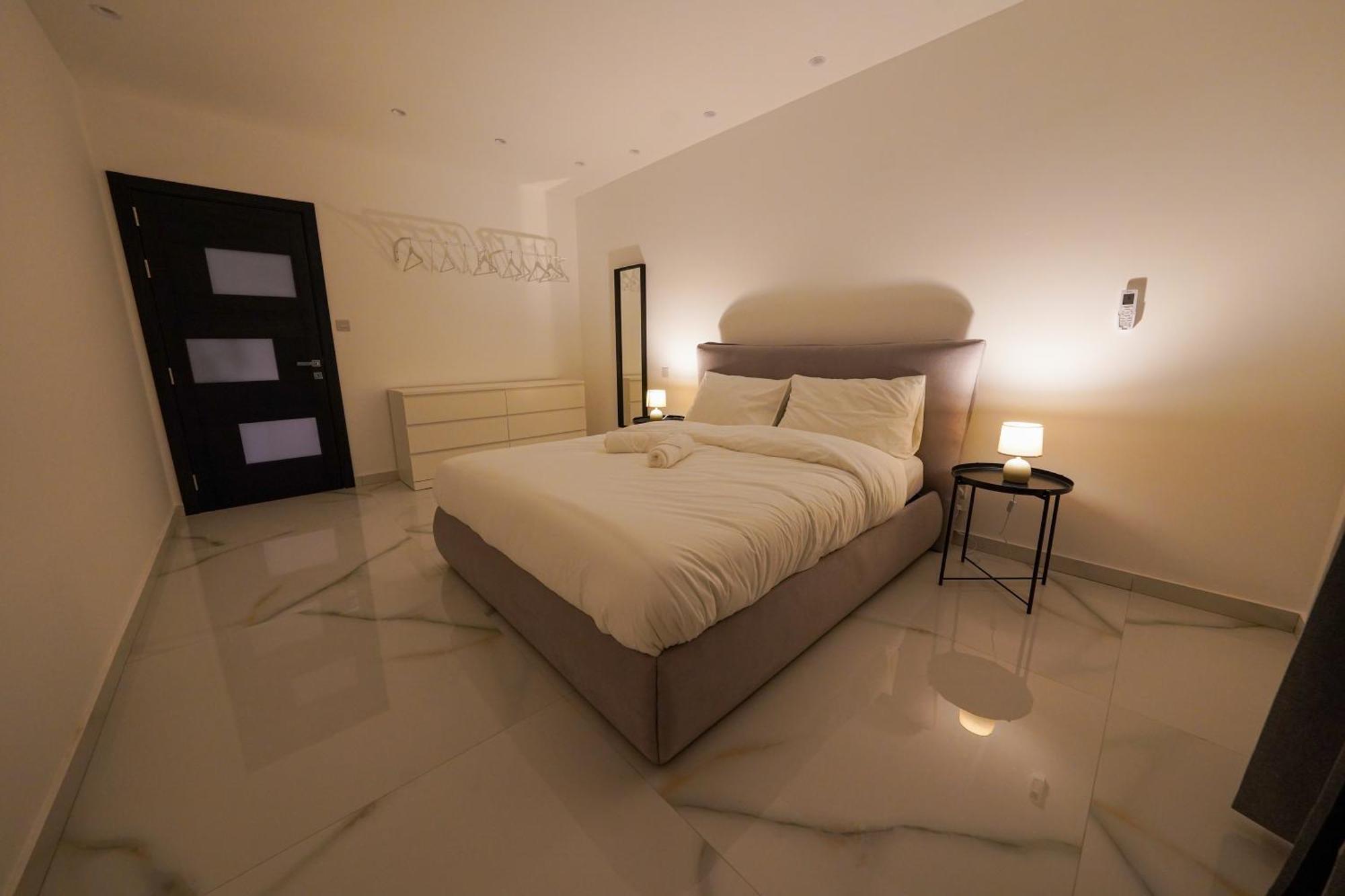 Luxury Brand New Location *