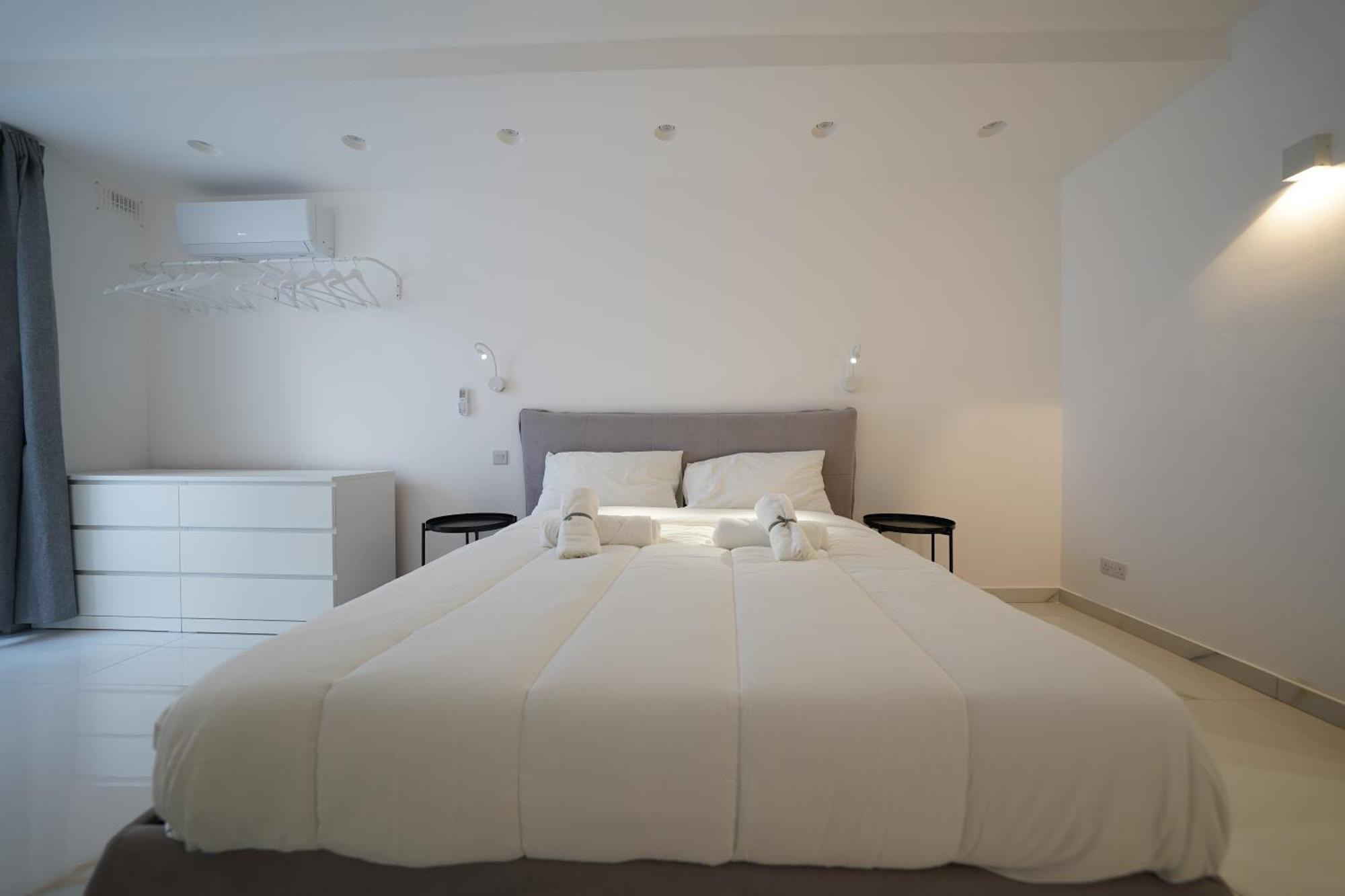 Luxury Brand New Location *