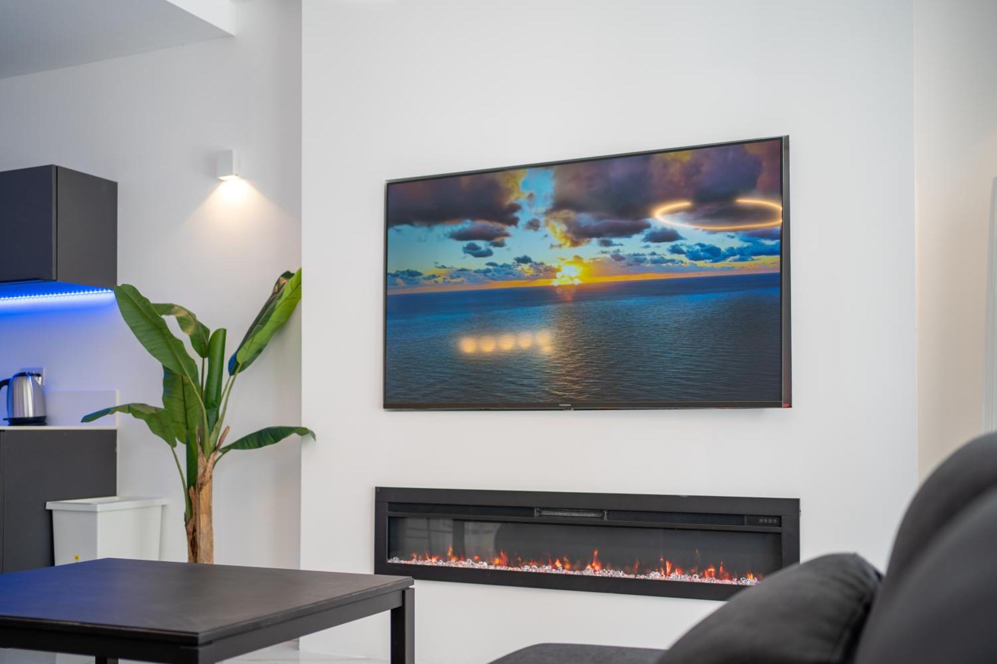 Apartment Luxury Brand New Location *