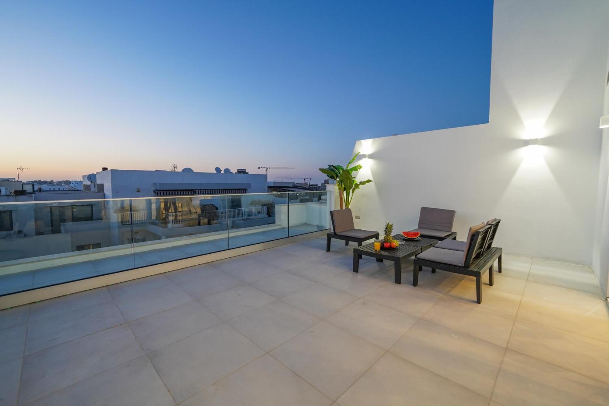 Luxury Brand New Location Apartment *