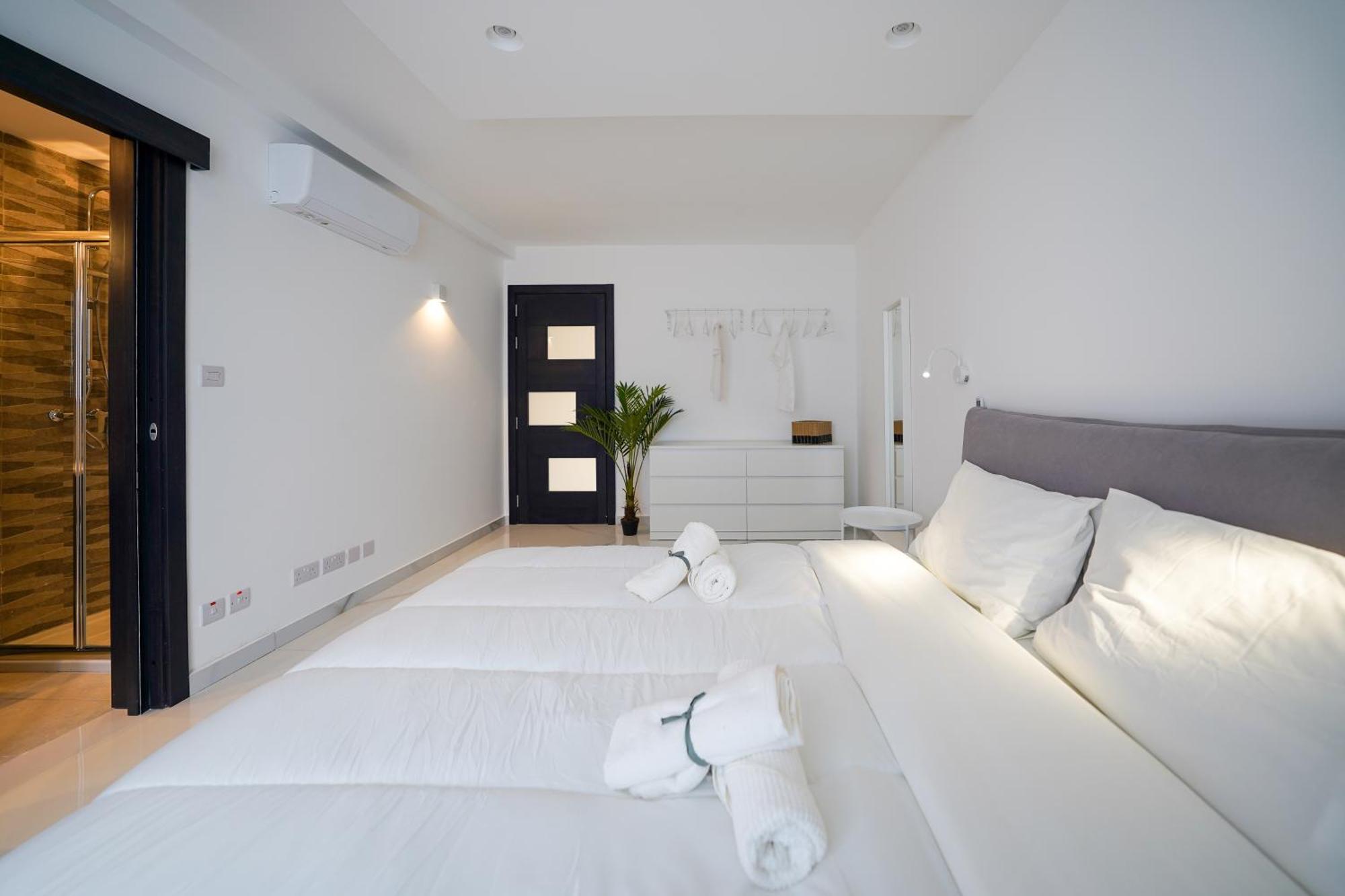 Apartment Luxury Brand New Location *