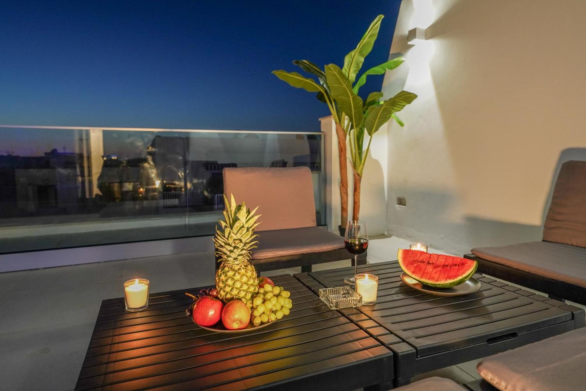 Luxury Brand New Location Apartment *