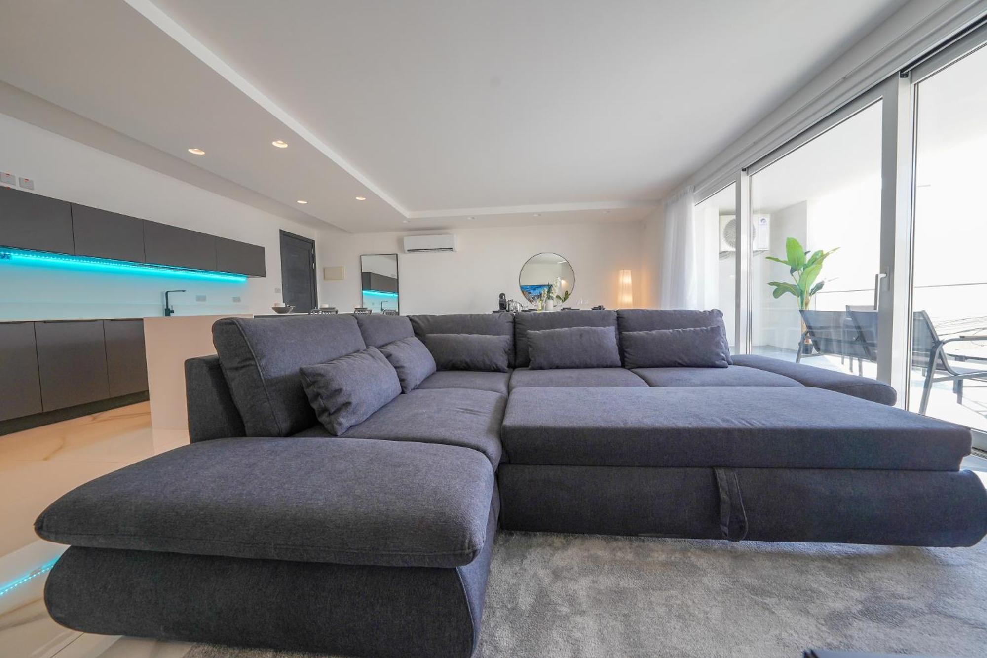 Apartment Luxury Brand New Location *