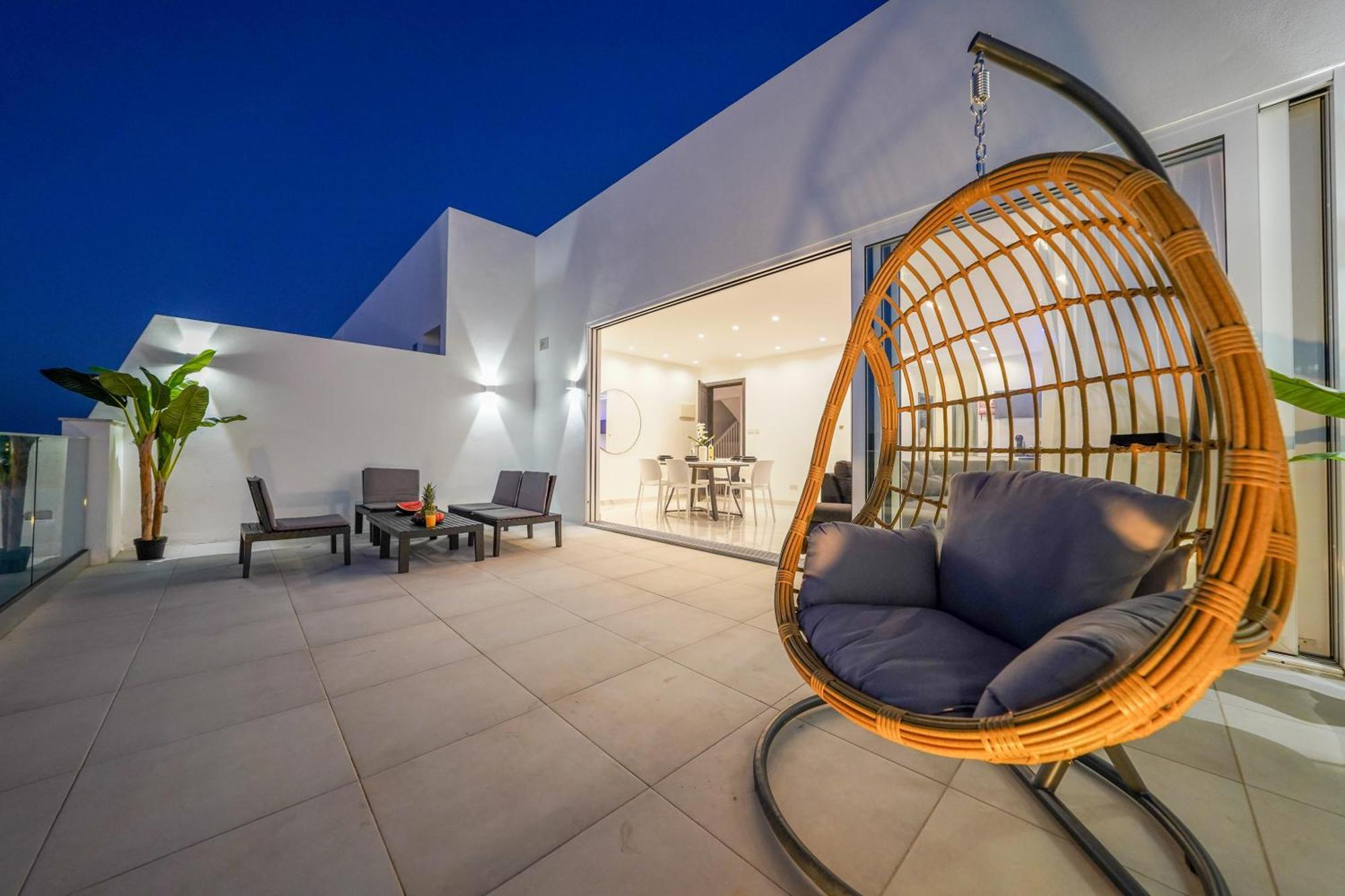 Luxury Brand New Location Apartment *