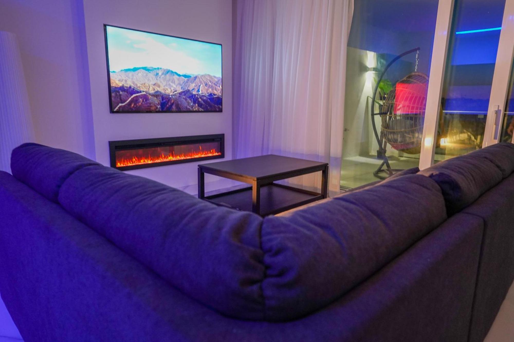 Apartment Luxury Brand New Location *