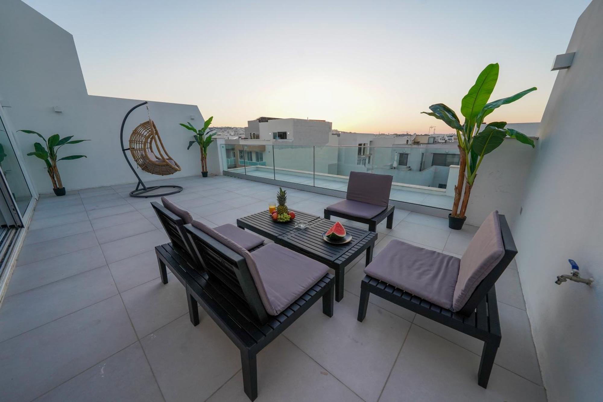 Apartment Luxury Brand New Location *