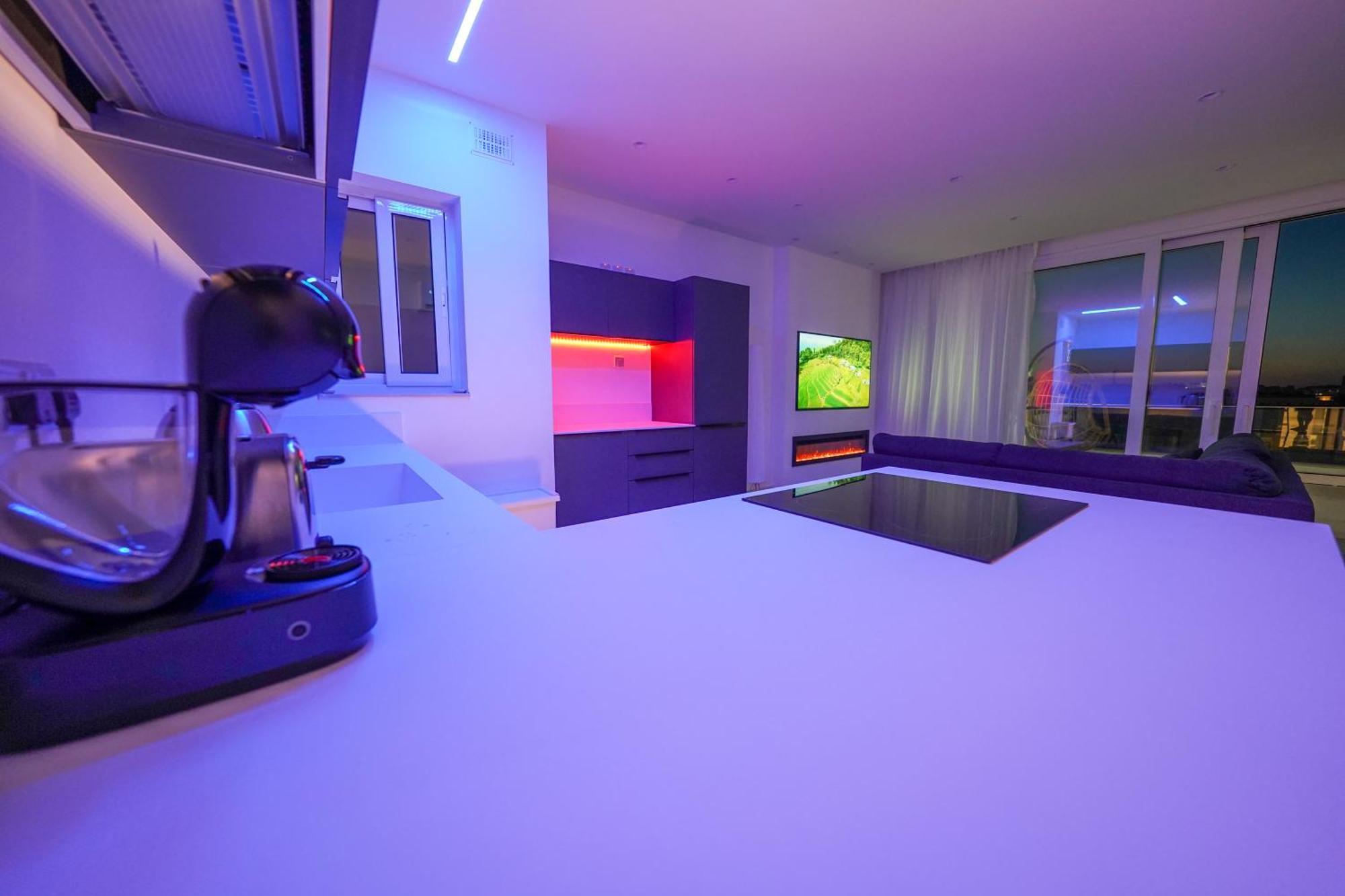 Apartment Luxury Brand New Location *