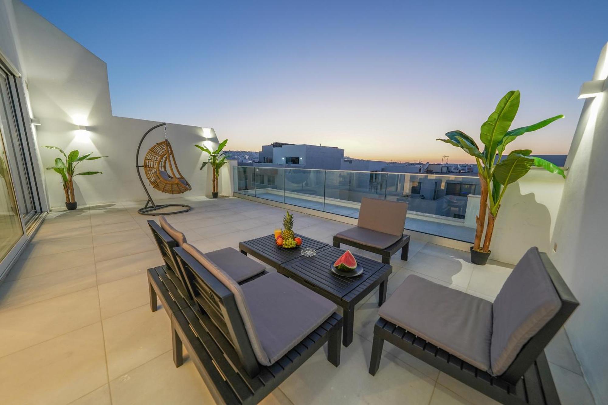 Apartment Luxury Brand New Location *