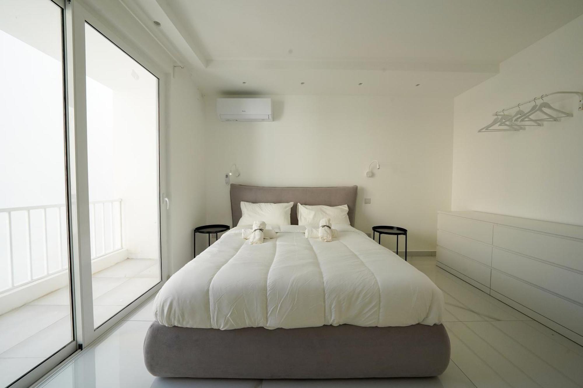 Apartment Luxury Brand New Location *