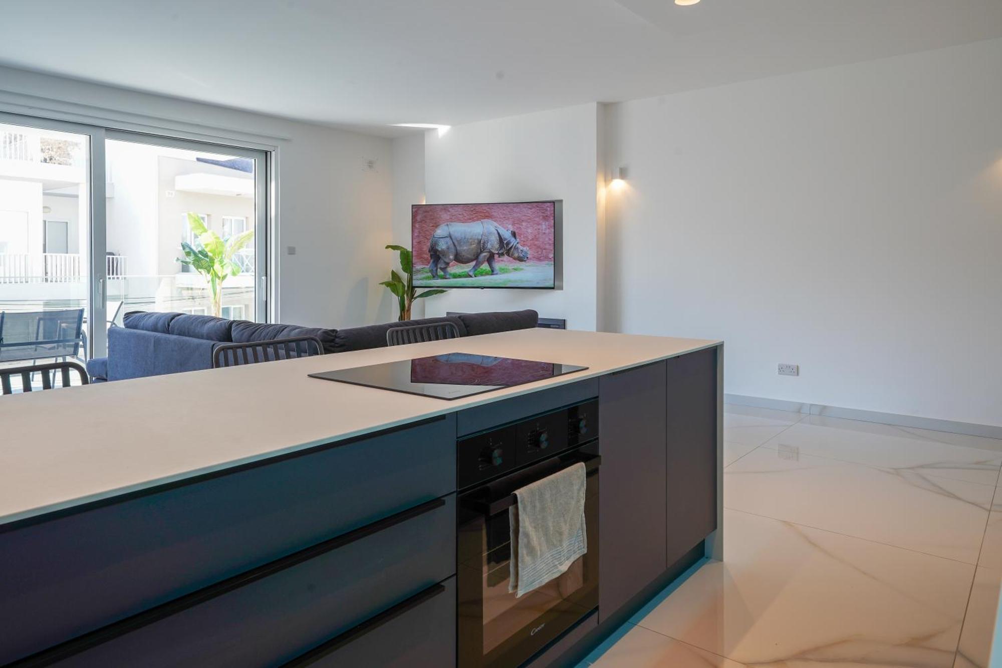 Apartment Luxury Brand New Location *