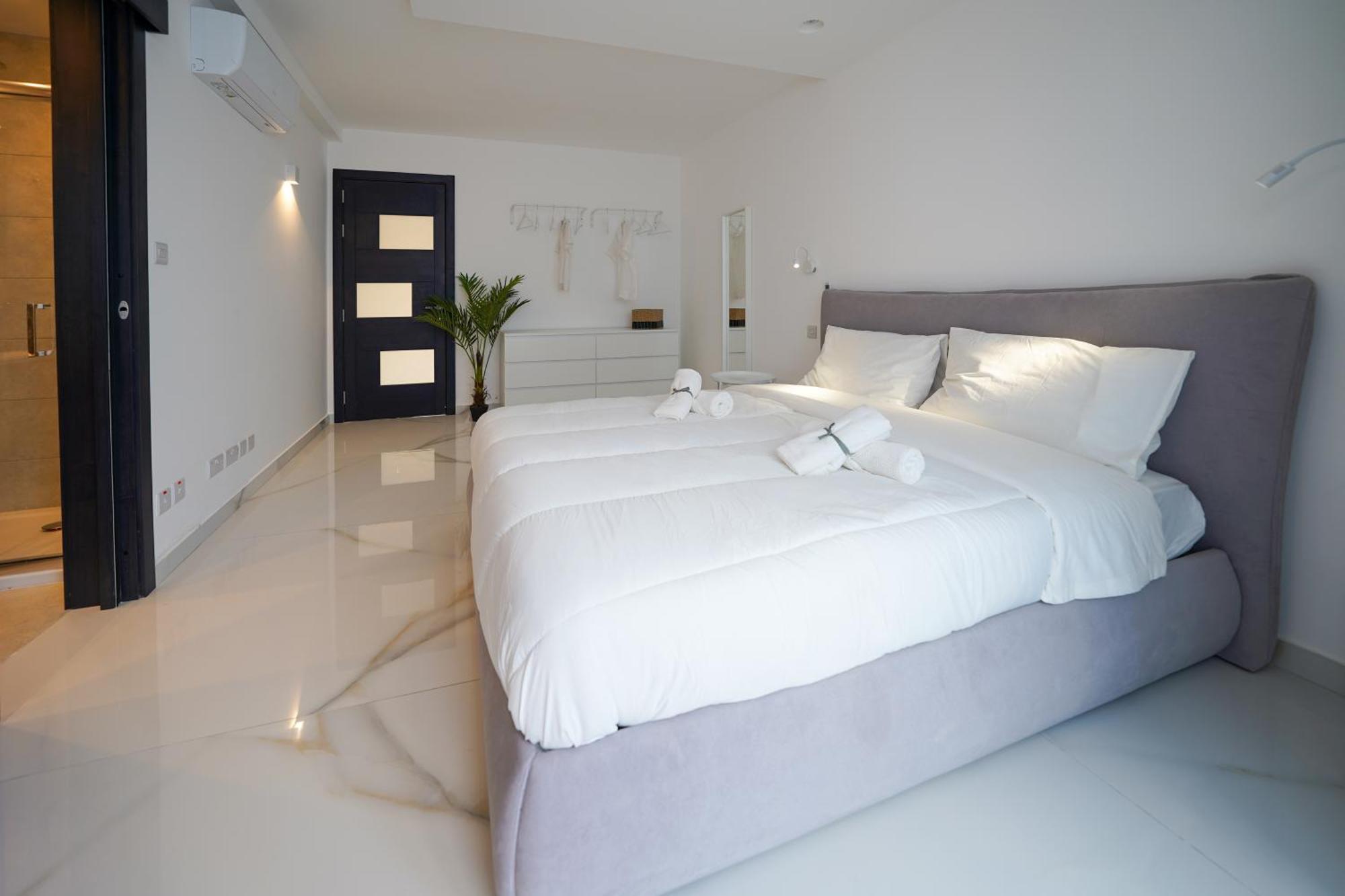 Luxury Brand New Location Apartment
