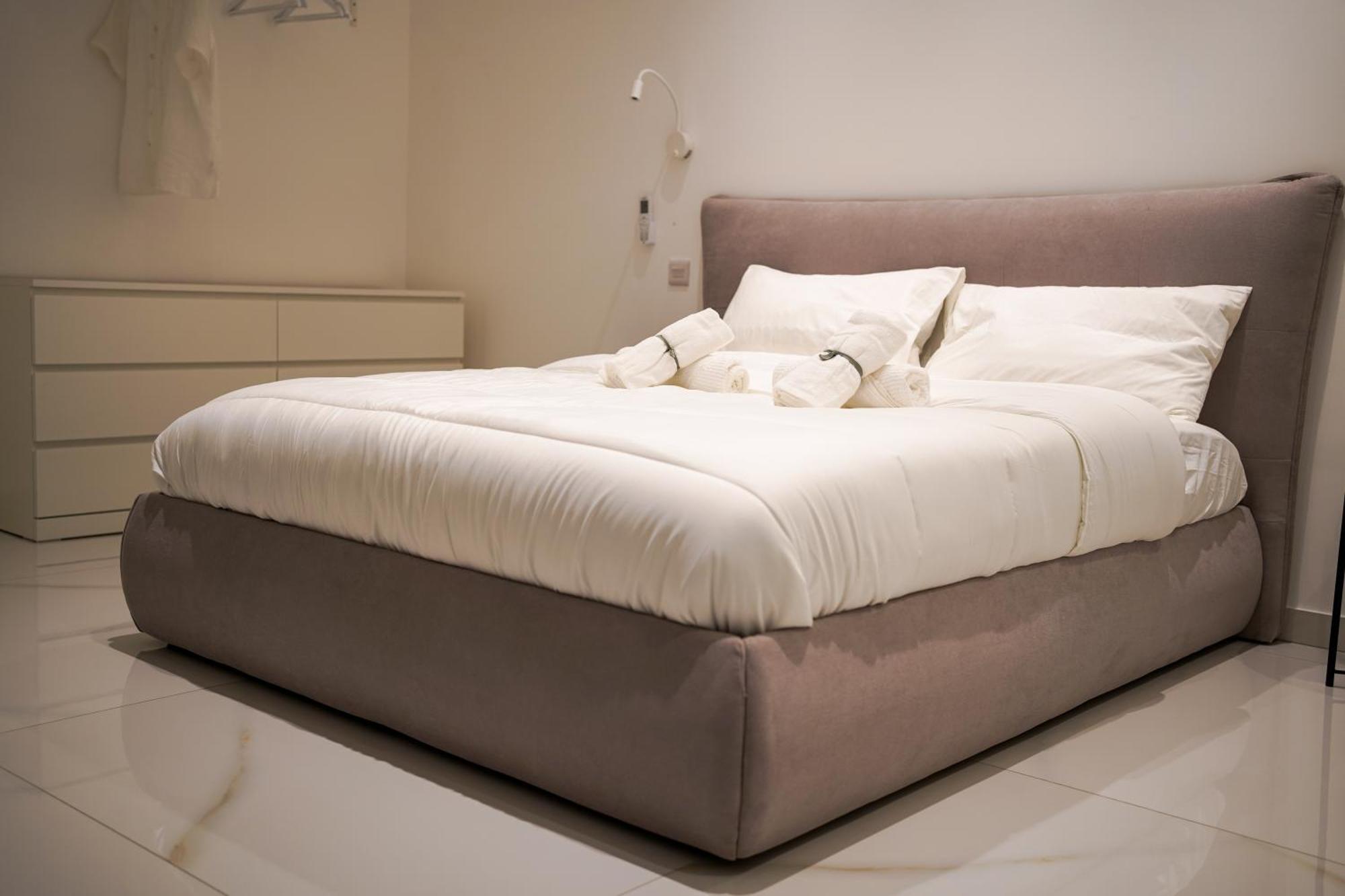 Apartment Luxury Brand New Location *
