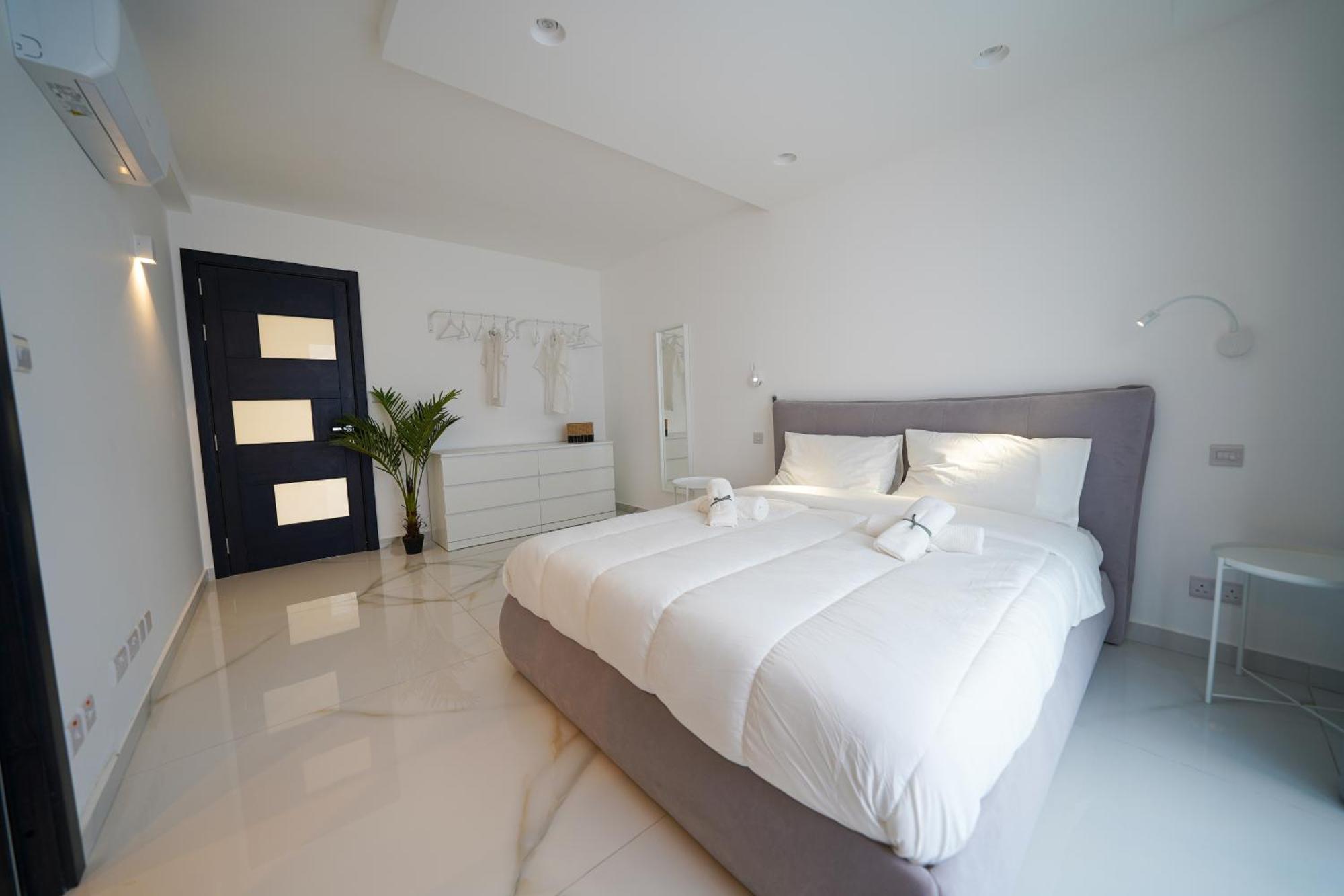 Luxury Brand New Location Apartment *