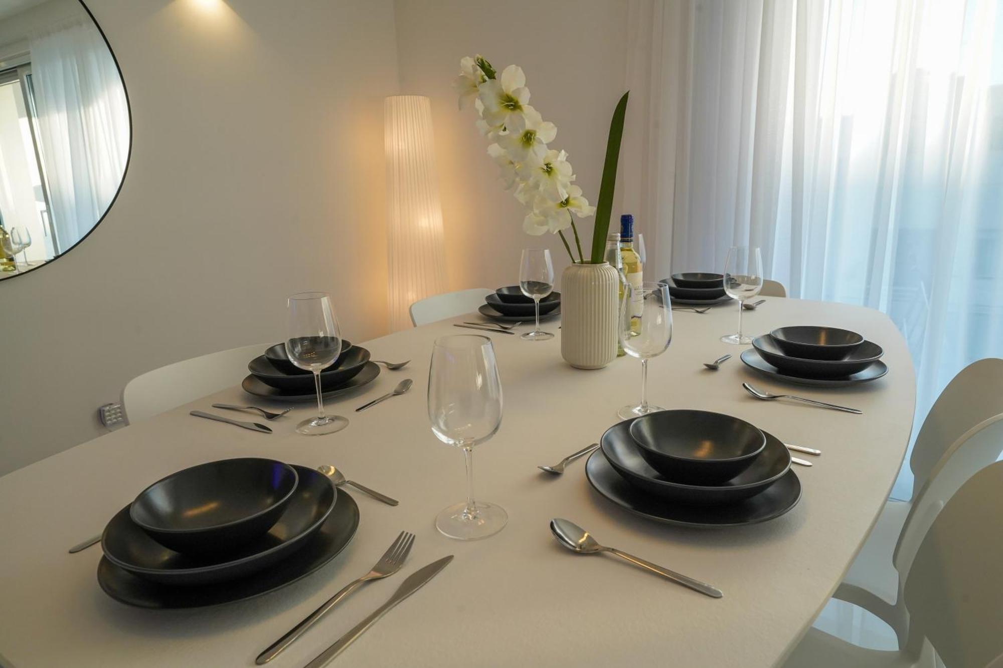 Apartment Luxury Brand New Location *