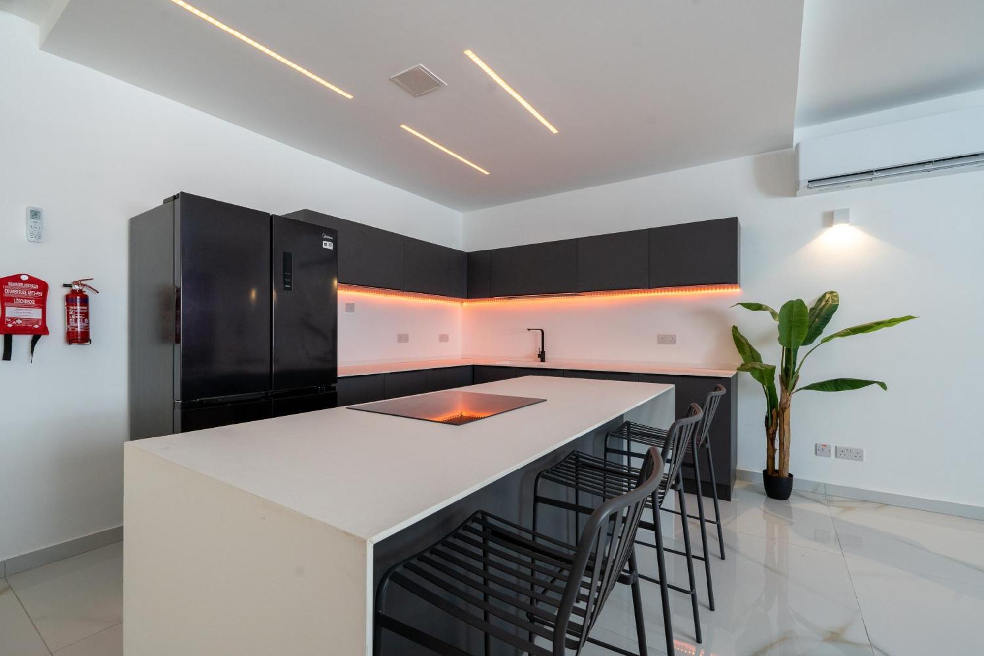 Luxury Brand New Location Apartment *