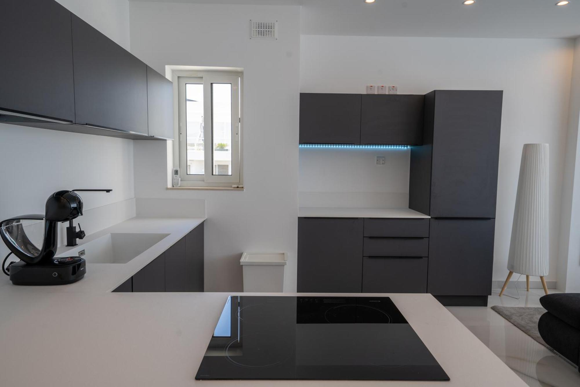 Luxury Brand New Location Apartment *